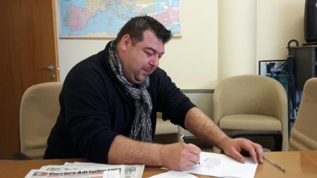 Ferdinando Andrielli alla firma della sua nuova posizione da Sovrintendente