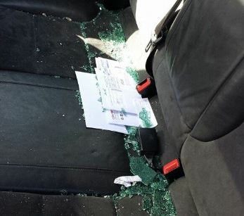 L'auto del rappresentante di gioielli colpita dai rapinatori