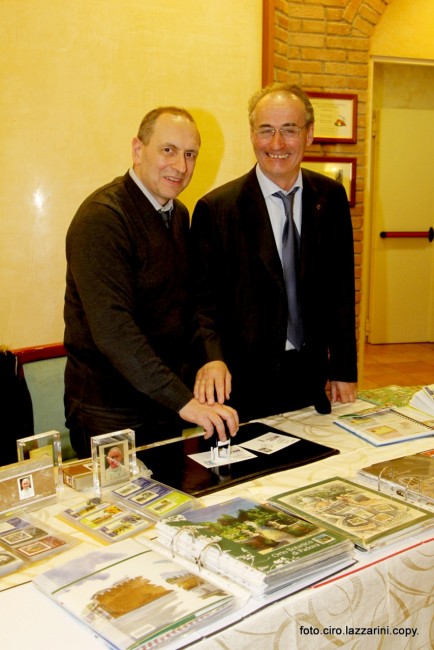 Il sindaco Tommaso Corvatta insieme al presidente dell'Avis di Esine Gian Mario Stofler