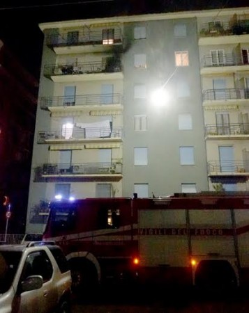 I pompieri in via Severini per l'incendio sul balcone