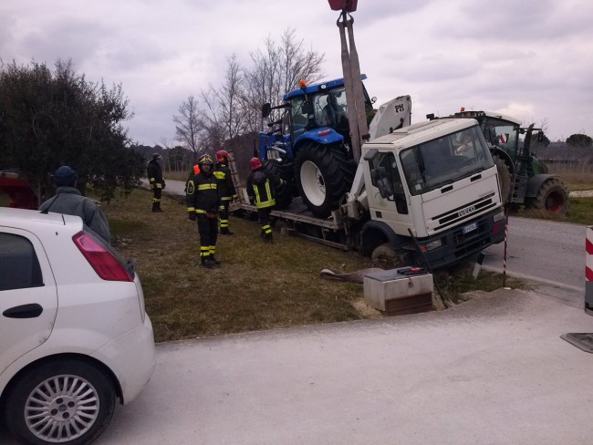 Il camion finito fuori strada
