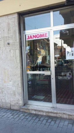 negozio necchi vetrina rotta civitanova