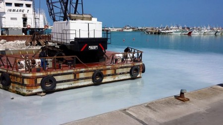 La chiazza bianca al porto di Civitanova
