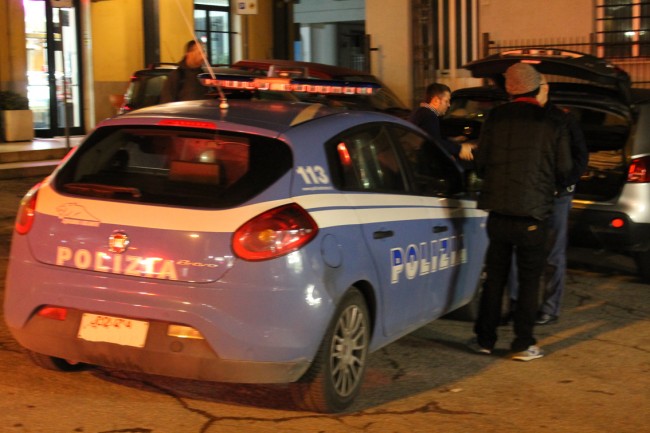 La polizia nel piazzale della stazione dopo le intemperanze del nigeriano