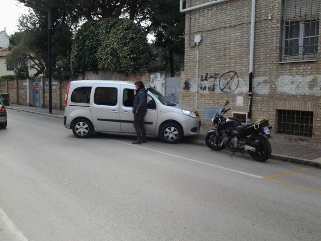 La moto dei due rapinatori a Civitanova dopo il colpo