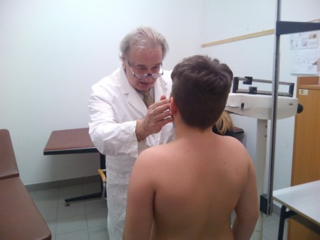 Il professor Maurizio Ripani mentre visita uno studente.