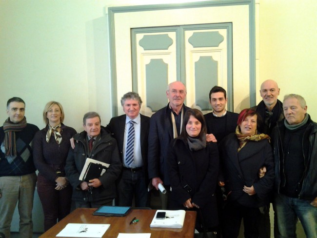 Il sindaco Giuseppe Pezzanesi, l'assessore Orietta Leonori e il consigliere Alessandro Massi con gli organizzatori della manifestazione