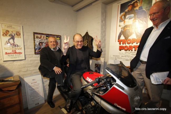 Carlo Verdone nel Museo del Cinema a Pennello con la moto di "Troppo forte"