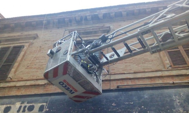 I vigili del fuoco vicino alla finestra per far uscire il giovane