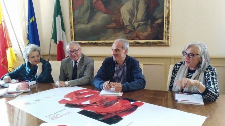 Tonino Maurizi alla conferenza di presentazione della sua prima antologica "L'arte della meraviglia" con Enrica Bruni direttrice della Pinacoteca, Giulio Silenzi e la curatrice Paola Ballesi