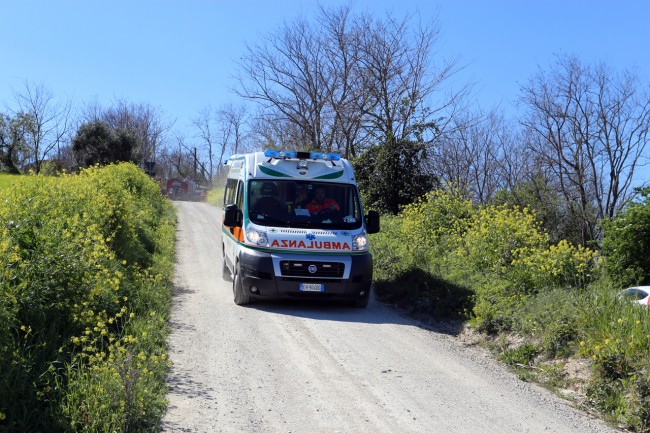 L'ambulanza arrivata per soccorrere l'uomo rimasto ustionato