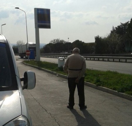 L'anziano abbandonato in superstrada