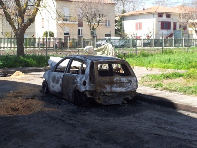 L'auto dopo che i pompieri hanno spento le fiamme