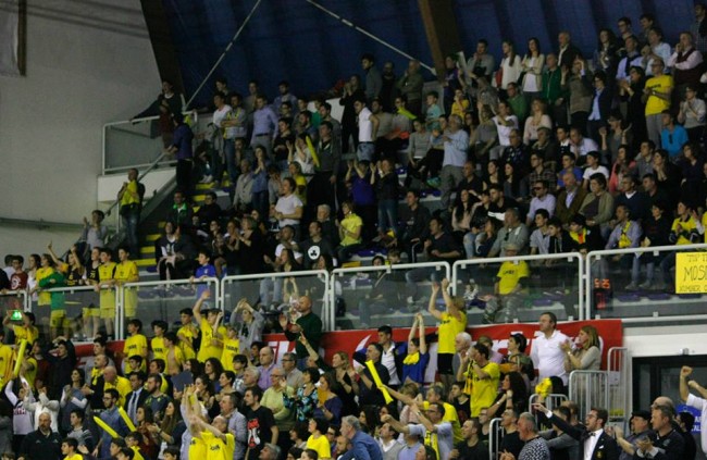 Basket Recanati, Esultanza del pubblico gialloblu leopardiano per la vittoria - 39 -