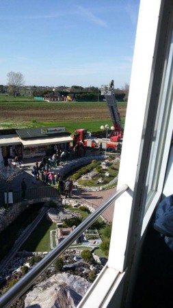 L'arrivo dei vigili del fuoco a L'Italia in Miniatura per mettere in salvo gli occupanti del trenino che si è bloccato