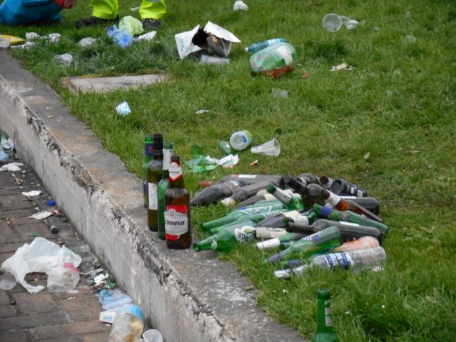 I rifuti alla Terrazza dei popoli dopo il Botellon