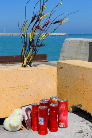 Qualcuno ha lasciato fiori e candele sulla banchina