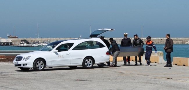 La salma del disperso recuperata e riportata sulla banchina