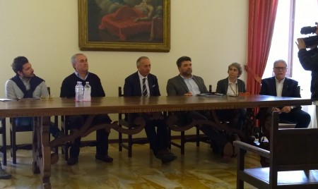 Da-sinistra gli assessori Michele Vittori e Gilberto Giannobi. Poi Saltamartini, il direttore Area Vasta 2 Giovanni Stroppa, Virginia Fedele, primario e Marco Candela