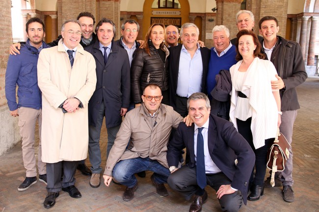 FOTO DI GRUPPO - Antonio Tajani con la squadra di Deborah Pantana