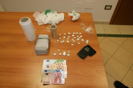 La droga sequestrata dai carabineri di Tolentino