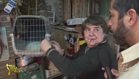 Una delle donne che gestisce il rifugio per animali a Montelupone