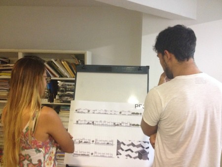 Elenora Miccini e Mattia Patrassi in Studio mentre osservano un progetto