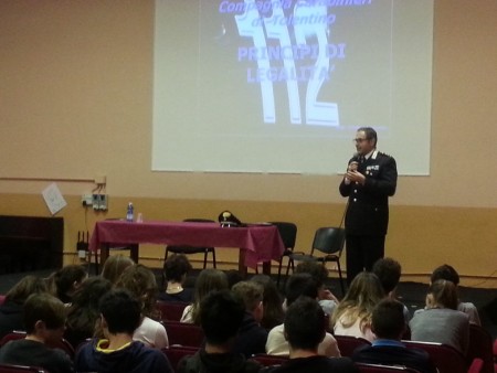 Il Comandante della Compagnia dei carabinieri di Tolentino, Capitano Cosimo Lamusta, in una degli incontri con gli studenti