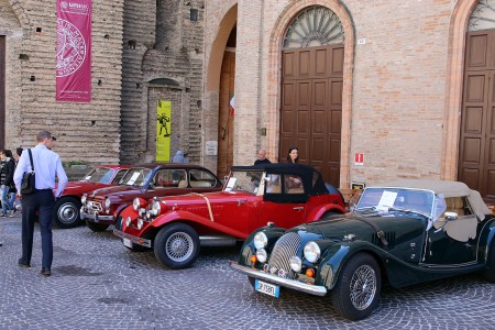 Auto d'epoca esposte davanti al teatro Lauro Rossi