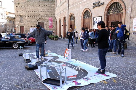 Uno studente alle prese con una simulazione in stato d'ebbrezza