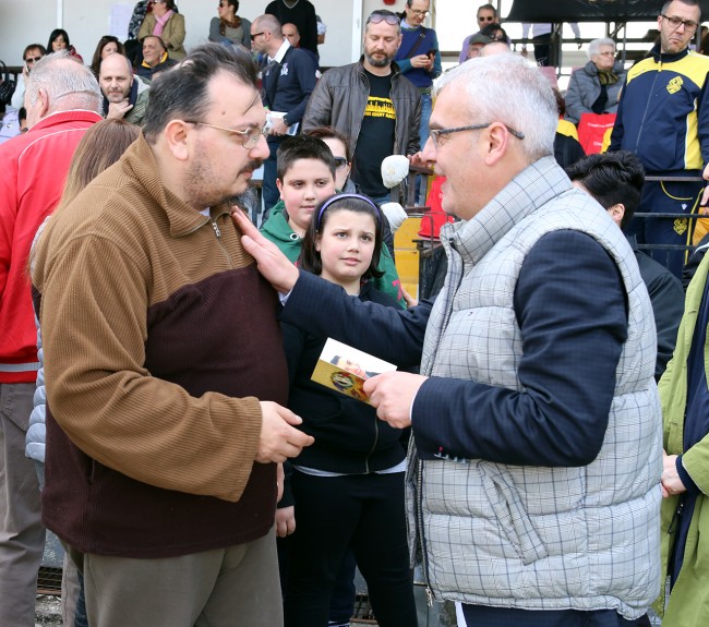 Giorgio Longarini consegna un ricordino di Elia al sindaco Romano Carancini