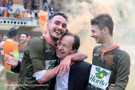 L'abbraccio col presidente della Junior Macerata Moretti