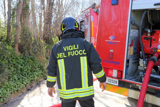 INCENDIO CIVITANOVA_VIGILI DEL FUOCO (2)