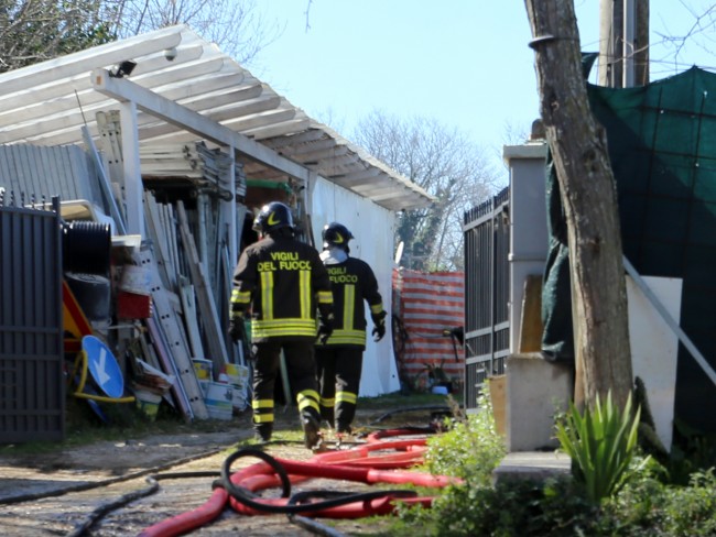 L'arrivo dei vigili del fuoco dopo l'incendio dove è rimasto ustionato un uomo a Civitanova Alta