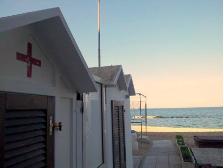 Una cabina adibita ad infermeria in uno chalet del centro storico
