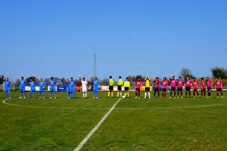 le due squadre al centro del campo