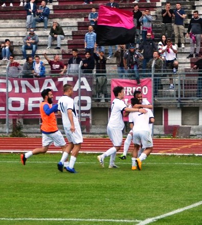 L'esultanza crèmisi dopo il gol partita di Alessandro Frinconi