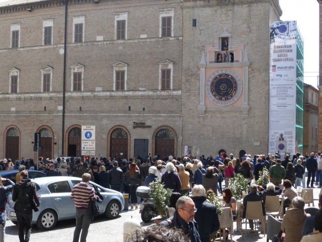 Lunedì 20 marzo ancora persone per linaugurazione dell'orologio di Marco Ribechi (1)