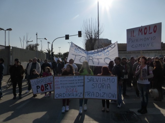 La manifestazione per il molo libero di Civitanova