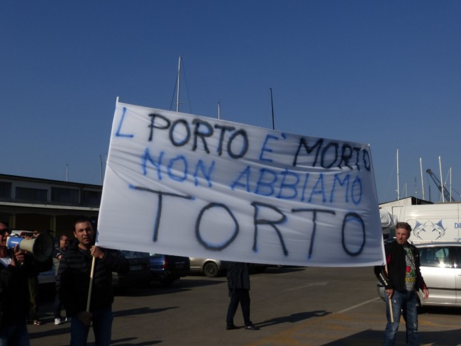 Manifestazione civitanova molo di Marco Ribechi (68)