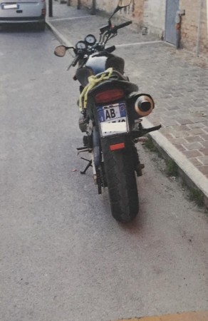 La Honda Hornet con la targa fasulla