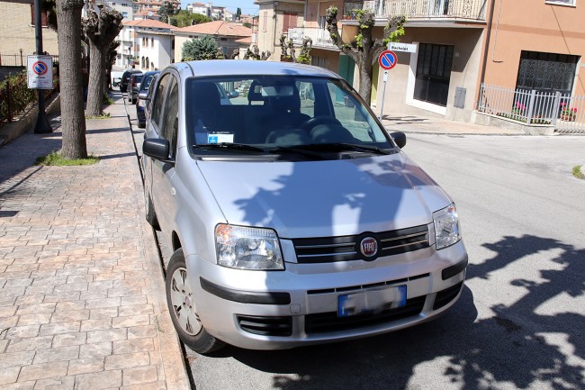 L'auto portata via dai rapinatori