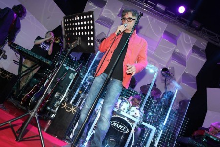 Il cantante Gaetano Curreri sul palco del Donoma
