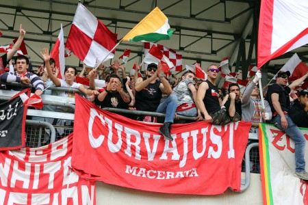 Tifosi della Maceratese a San Benedetto