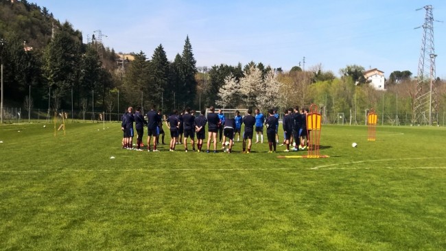 Il Tolentino in mezzo al campo prima dell'allenamento di oggi
