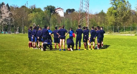 Mister Clementi tiene a rapporto i suoi giocatori prima dell'inizio dell'allenamento odierno