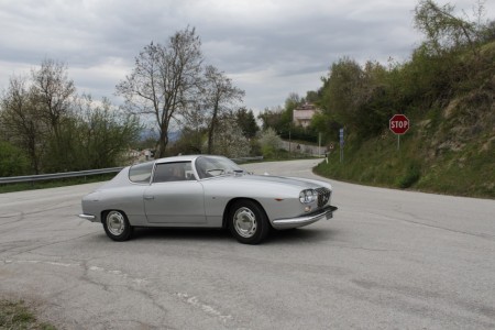 Un eccezionale modello di Lancia Flavia Super Sport Zagato sale verso il santuario di Macereto