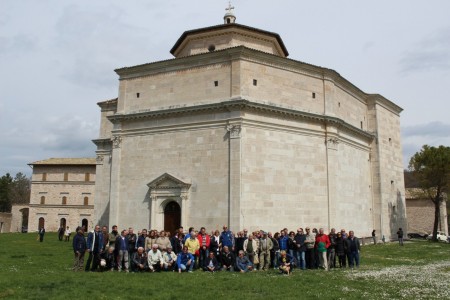 La comitiva posa davanti al santuario di Macereto