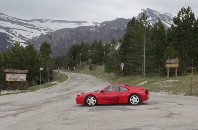 Anche una Ferrari nella manifestazione ideata dalla Scuderia Marche colta a Frontignano ai piedi degli impianti di risalita di sci