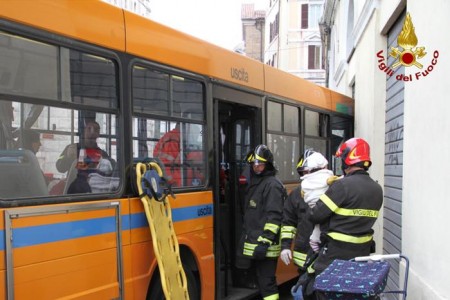 Autobus contro muro a Ancona: 18 feriti